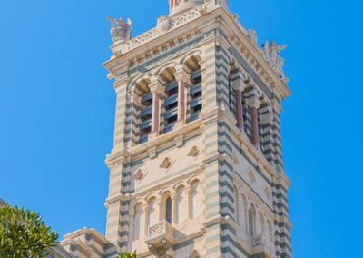 Au pied de la basilique Notre Dame de la Garde à Marseille avec ASSUR VOYAGES
