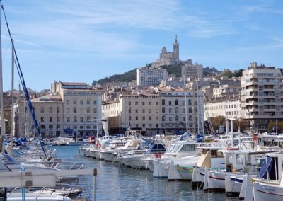 Le Vieux port de Marseille avec vu sur la basilique notre dame de la garde avec ASSUR VOYAGES