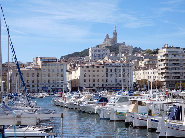 marseille-Vieux-port Le Vieux port de Marseille avec vu sur la basilique notre dame de la garde avec ASSUR VOYAGES