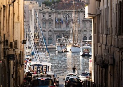Le Vieux port de Marseille avec le quartier du panier en fond avec ASSUR VOYAGES